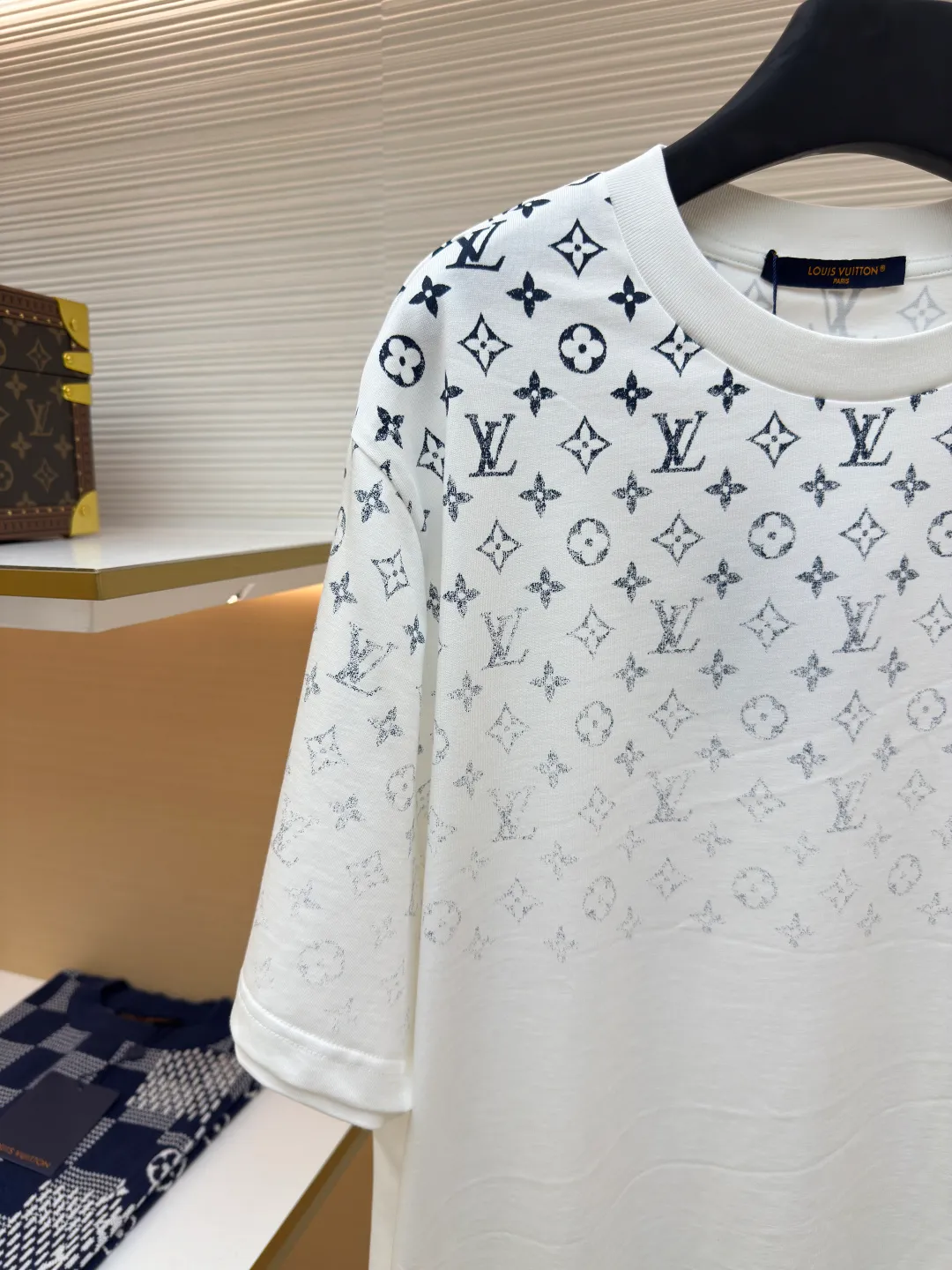 LOUIS VUITTON gradient presbyopic T-shirt ●Authentic product: purchased and developed by 8450 ●Item number: 1680208-A10 ●Fabric: refined sulfur cotton fabric ●Technology: printing production ●Version: fitted version ●Weight: about 305 grams ●Size: XS-S-M-L ●Description: The fabric is made of 32s double-ply combed cotton compact siro-spun yarn, matched with 1*1 flat knitted cotton thread. The entire garment's front and rear panels, left and right sleeves, are printed with Kornit white ink digital direct injection. The first draft is made based on the Y-plate scanned pattern, and the clarity of the first draft is corrected by hand to ensure that the printed flower pieces have a gradient and orderly visual effect. The overall wiring is straight and delicate, the fabric is comfortable and soft, and the color is consistent without color difference. It can be matched with the same style to create a fashionable look and control various occasions. Customized accessories, complete with three standards, same style for men and women!